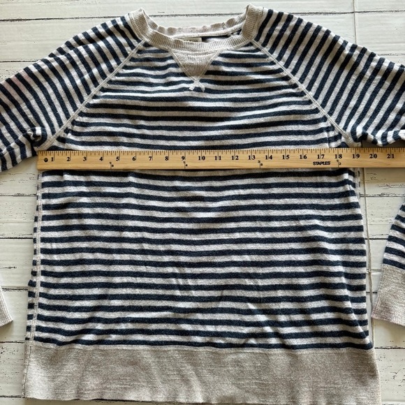 L.L.Bean Striped Raglan Lightweight Crewneck Sweatshirt Sz M - Picture 5 of 9